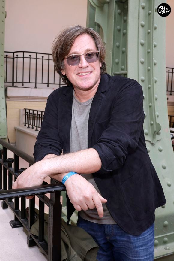 Thomas Dutronc lors de la remise du 4ème prix Gotlib en marge du festival du livre au Grand Palais à Paris le 18 avril 2026.

© Cédric Perrin / Bestimage