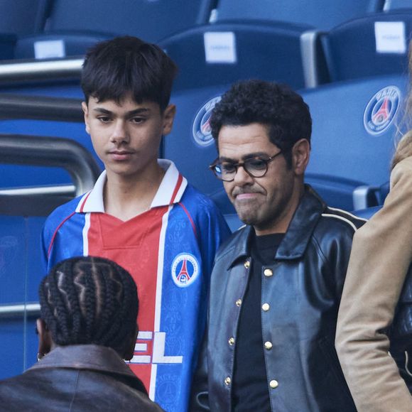 Jamel Debbouze et son fils Léon - Célébrités dans les tribunes de la demi-finale retour de Ligue des champions entre le PSG face au Borussia Dortmund (0-1) au Parc des Princes à Paris le 7 mai 2024. © Cyril Moreau/Bestimage