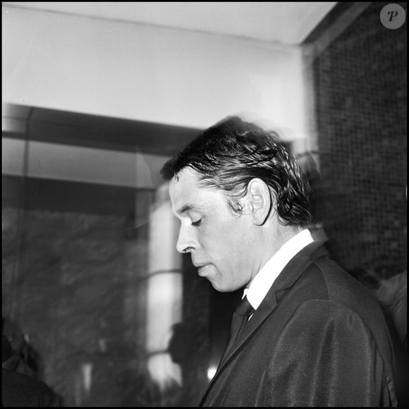 Jacques Brel avait d'ailleurs fait rabaisser une fenêtre de sa chambre afin qu'il ait la vue sur l'eau depuis son lit.
Jacques Brel 
©AGENCE / BESTIMAGE