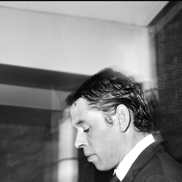Jacques Brel avait d'ailleurs fait rabaisser une fenêtre de sa chambre afin qu'il ait la vue sur l'eau depuis son lit.
Jacques Brel 
©AGENCE / BESTIMAGE