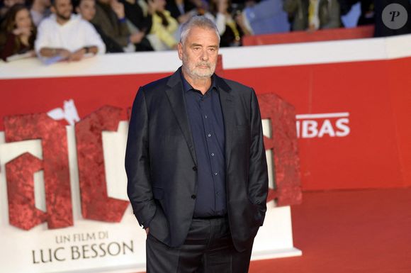 Luc Besson assiste au tapis rouge de "Dracula (Dracula - L'Amore Perduto)" lors du 20ème Festival du Film de Rome à l'Auditorium Parco Della Musica le 24 octobre 2025 à Rome, Italie. Photo par Anna Maria Tinghino/Future Image/Cover Images/ABACAPRESS.COM