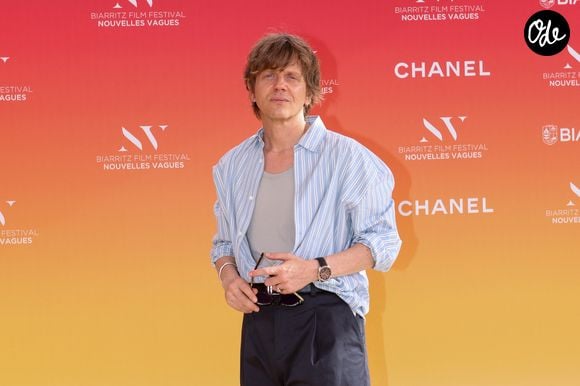 Alex Lutz au Théâtre de la Gare du Midi lors de la Cérémonie d'ouverture du Festival international du film de Biarritz - Nouvelles Vagues 2026, le 23 juin 2026. © Jean-Marc Lhomer / Bestimage