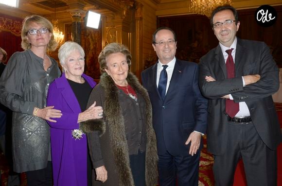 Exclusif - Claude Chirac, Line Renaud, Bernadette Chirac, François Hollande et Frédéric Salat-Baroux - François Hollande a élevé la chanteuse et actrice Line Renaud au rang de grand officier de la Légion d'honneur lors d'une cérémonie au palais de l'Élysée à Paris, le 21 novembre 2013.
