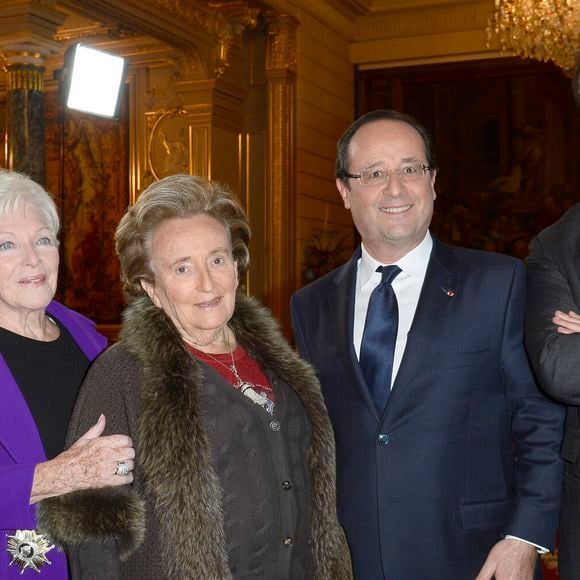 Exclusif - Claude Chirac, Line Renaud, Bernadette Chirac, François Hollande et Frédéric Salat-Baroux - François Hollande a élevé la chanteuse et actrice Line Renaud au rang de grand officier de la Légion d'honneur lors d'une cérémonie au palais de l'Élysée à Paris, le 21 novembre 2013.