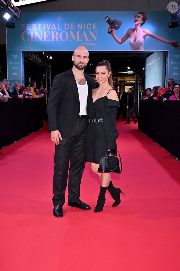 "Après je rentre, je reste avec ma petite et je suis super heureux, je suis avec ma femme on passe de très bons moments et puis j’ai dix mille idées à la seconde faut que j’aille les écrire, sauf que c’est du temps que j’ai dit que je passerai avec ma famille."

Denitsa Ikonomova et son compagnon François Alu - Tapis rouge lors de la 7ème édition du festival Cinéroman au Pathé gare du Sud à Nice le 1er Octobre 2025. © Bebert-Jacovides/Bestimage