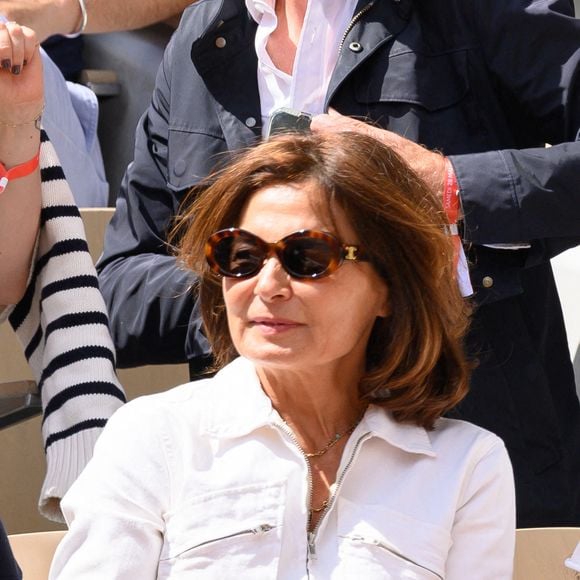 En effet, elle est en charge de la coordination des équipes de reportage, en particulier pour le JT de 13 heures, sur les thèmes de la gastronomie, de l’artisanat, de la musique et du spectacle. 

Gilles Bouleau et son épouse Elisabeth Tran-Bouleau dans les tribunes lors des Internationaux de France de tennis à Roland Garros le 28 mai 2022 à Paris, France. Photo by Laurent Zabulon/ABACAPRESS.COM
