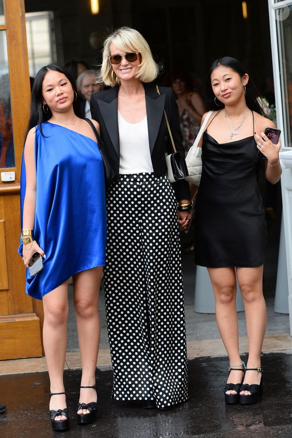 Laeticia Hallyday et ses filles Jade et Joy à leur arrivée au mariage de Claude Lelouch à la mairie du 18ème à Paris. Le 17 juin 2023 (Agence / Bestimage).