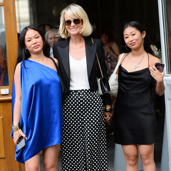 Laeticia Hallyday et ses filles Jade et Joy à leur arrivée au mariage de Claude Lelouch à la mairie du 18ème à Paris. Le 17 juin 2023 (Agence / Bestimage).