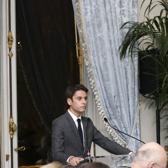 Gabriel Attal - Dîner de La Revue des Deux Mondes au Cercle de l’Union Interalliée dont l’invité d’honneur était Gabriel Attal à Paris le 20 janvier 2025. Lundi 20 janvier - Marc Ladreit de Lacharrière recevait Gabriel Attal pour le premier dîner du Cercle de la Revue des Deux Mondes de l'année 
 
Les salons du Cercle Interallié ont fait salle comble ce lundi, réunissant de nombreuses personnalités du monde des affaires, de la culture ou encore de la diplomatie, venues écouter l'ancien Premier ministre.
 
Etaient notamment présents à cette soirée prestigieuse, le Chancelier de l’Institut de France Xavier Darcos, l’ancien préfet Pierre de Bousquet de Florian et les principaux ambassadeurs d’Europe, dont l’ambassadrice de Grande-Bretagne Menna Rawlings.
 
Le cinéma était notamment très bien représenté par les réalisateurs Jean-Jacques Annaud, Yamina Benguigui et Vincent Duquesne. Du côté des affaires, on a pu y voir Laurent Dassault, Philippe Benacin, Augustin de Romanet et Philippe Palazzi.
 
Quant au monde de la culture, celui-ci comptait de nombreux représentants de qualité, avec Christophe Leribault, Emmanuel Kasarhérou, Adrien Goetz, Eléonore de Lacharrière, Pierre Sellal, Frédéric Jousset, Francine Mariani-Ducray ou encore Nathalie Obadia.
 
Une soirée exceptionnelle pour une rentrée réussie et riche de débats ! © Jack tribeca/Bestimage