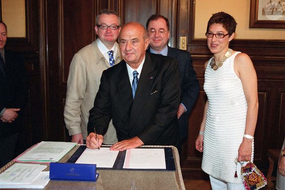 Mariage de Jean-Luc Petitrenaud et Sylvie Desormière à Meudon en 2002, avec leurs enfants Louise et Antonin. Paul Bocuse parmi les invités et témoin. Le 7 juillet 2002.