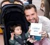Il annonce ainsi qu'il n'est plus célibataire !

Mathieu Ceschin ( L'Amour est dans le pré )  avec son fils Ezio - Festival du livre de Paris au Grand Palais le 13 avril 2025. © Cédric Perrin/Bestimage