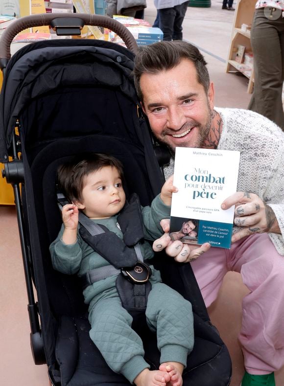 Il annonce ainsi qu'il n'est plus célibataire !

Mathieu Ceschin ( L'Amour est dans le pré )  avec son fils Ezio - Festival du livre de Paris au Grand Palais le 13 avril 2025. © Cédric Perrin/Bestimage