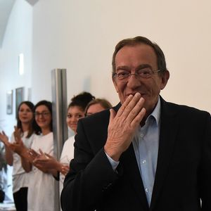 Jean-Pierre Pernaut lors du tournage de l'émission "Votre plus beau marché de France" à Montbrison le 14 juin 2019.

© Frédéric Chambert / Panoramic / Bestimage