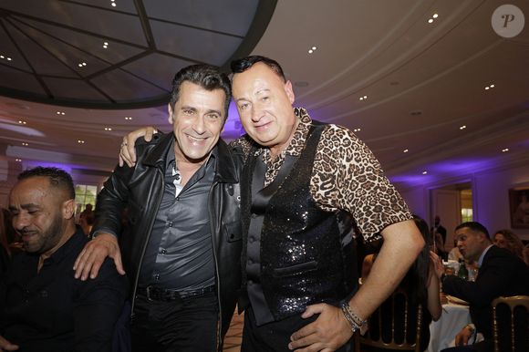 Bébert (Albert Kassabi) et Ted Sanders chanteur des Vagabonds lors du dîner gala de la 3ème cérémonie des étoiles d'or 2022 dans les salons de l'hôtel Intercontinental à Paris le 16 octobre 2022.

© Cédric Perrin/Bestimage