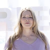 Hélène Rollès : mondialement connue, la chanteuse va se produire avec un artiste américain à plus de 8 000 kilomètres de la France