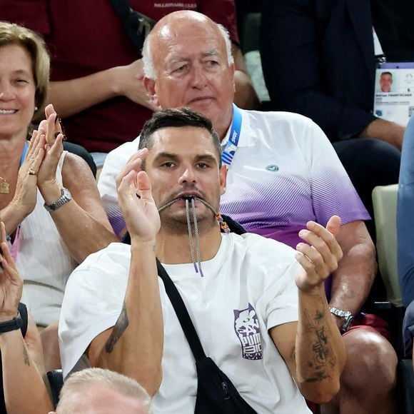 Laure Manaudou, Florent Manaudou et sa compagne Lola Dumenil - Les célébrités en tribunes pendant l'épreuve de basketball de Demi-Finale opposant la France à l'Allemagne lors des Jeux Olympiques de Paris 2024 (JO) à l'Arena Bercy, à Paris, France, le 8 août 2024. © Jacovides-Perusseau/Bestimage