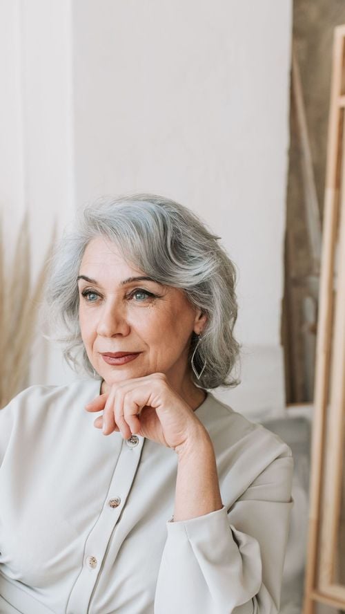 Transition cheveux gris : Ester Valiente alerte sur les "avis non sollicités"