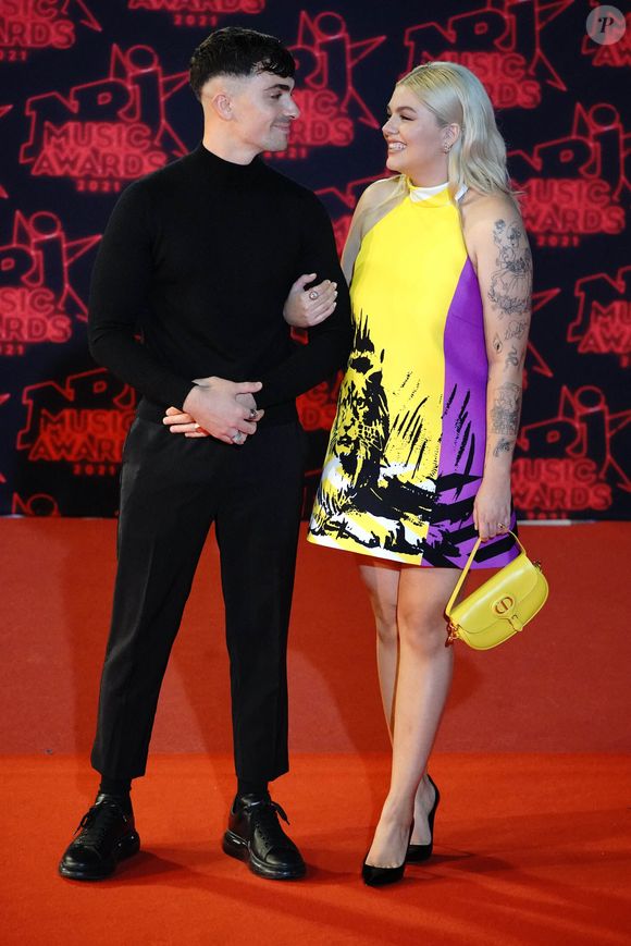 Florian Rossi et sa compagne Louane Emera lors de la 23ème édition des NRJ Music Awards 2021 au Palais des Festivals de Cannes, le 20 novembre 2021.