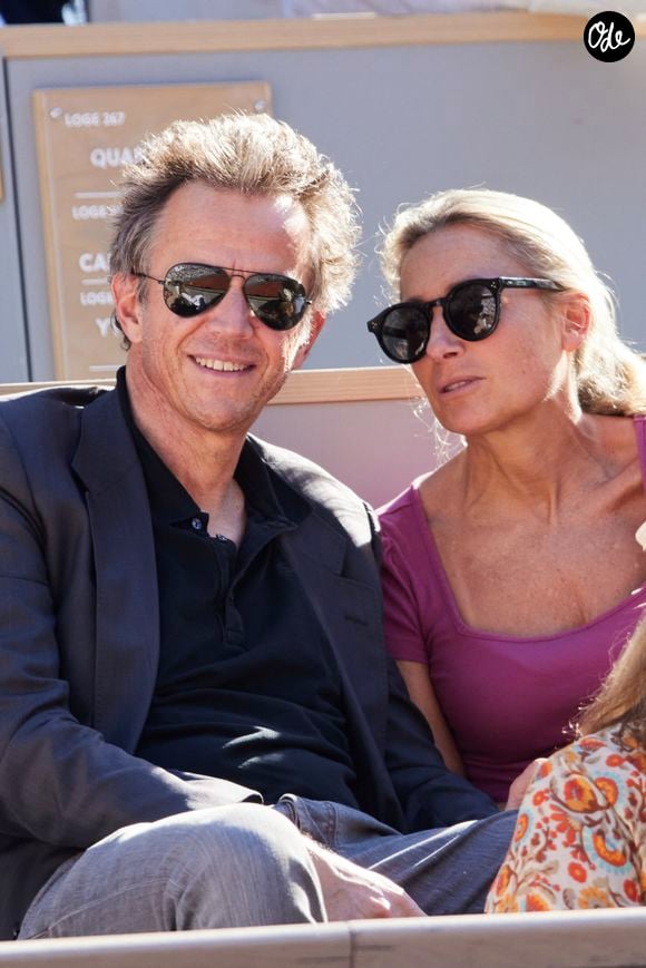 Anne-Sophie Lapix et son mari Arthur Sadoun dans les tribunes des Internationaux de France de tennis de Roland Garros 2024 à Paris le 7 juin 2024. 

© Jacovides-Moreau/Bestimage