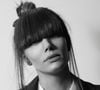 Selon la hair artist Delphine Courteille reprise par ELLE, cette vague de frange récente ne doit rien au hasard. 

Farhad Jafarzadeh /Unsplash