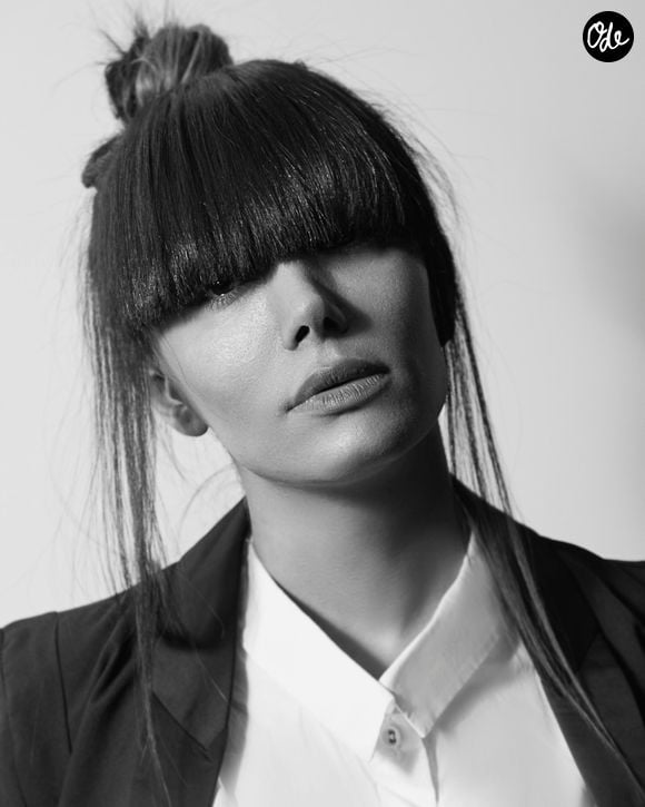 Selon la hair artist Delphine Courteille reprise par ELLE, cette vague de frange récente ne doit rien au hasard. 

Farhad Jafarzadeh /Unsplash
