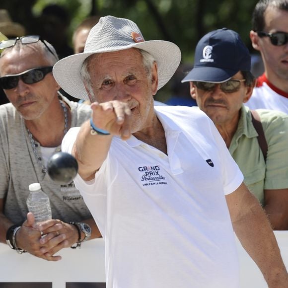 L’île-sur-la-Sorgue, c'est une ville où il n'est pas rare de croiser des célébrités. A commencer par Danèle Evenou donc, mais pas que.  Le 29 juin 2019, elle participait au 31e Grand prix des personnalités à pétanque aux cotés de Renaud, Dave, Nelson Monfort ou encore Patrice Laffont, qui est décédé l'été dernier. 

Patrice Laffont - Tournoi de pétanque Grand Prix des Personnalités d 'Isle sur la Sorgue dans le Vaucluse (84) le 24 juin 2017
© Eric Etten / Bestimage
