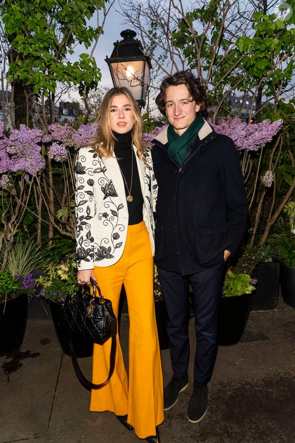 Et le petit dernier du clan, Jean Arnault, a fini lui aussi par rejoindre les rangs LVMH. 

Jean Arnault et sa compagne Zita d'Hauteville posent lors de la remise du prix littéraire "La Closerie des Lilas" à la Closerie des Lilas à Paris, le 18 avril 2023.  © Pierre Perusseau/Bestimage