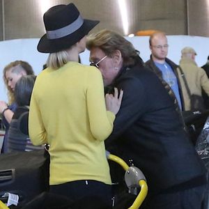 Johnny et Laeticia Hallyday - Johnny Hallyday est arrivé ce matin a Paris en provenance de Los Angeles avec sa femme Laeticia, ses filles Jade et Joy, Elyette (la grand-mere de laeticia), son chien Santos, la nounou, ses musiciens dont son guitariste Robin Le Mesurier et ses choristes le 8 decembre 2013. © Agence / BESTIMAGE