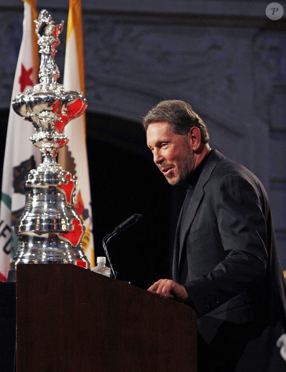 Le milliardaire américain de 80 ans était alors propulsé troisième personne la plus riche au monde.

Mercredi 5 janvier. 5, 2011. Le magnat du logiciel Larry Ellison à l'hôtel de ville de San Francisco lors de la cérémonie d'accueil de la 34e édition de l'America's Cup. © George Nikitin, /PCN/ABACAPRESS.COM