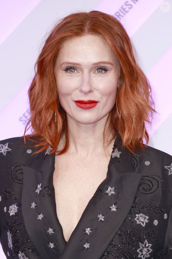 À l’étranger, certaines scènes ont été supprimées, comme en Pologne, où Morgane ne mâche plus de chewing-gum.

Audrey Fleurot de la série "HPI"
Le Festival Series Mania, le festival international des séries à Lille.
Soirée de clôture et remise des prix. © Christophe Aubert via Bestimage