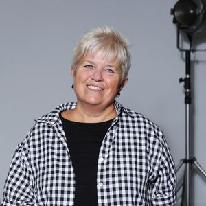 "J'ai la chance d'avoir un personnage qui est unique dans chaque épisode, il n'y a pas de décors récurrents et chaque fois elle endosse un métier différent. Elle a pu être taxi, médecin, prof de gym, entraîneur de rugby… elle a tout fait Joséphine."

Exclusif - Rendez-vous avec Mimie Mathy, marraine de la 3ème édition du festival, à l'occasion de la 3ème édition du festival Histoires de Femmes à Dreux. Le 21 octobre 2023
© Denis Guignebourg / Bestimage