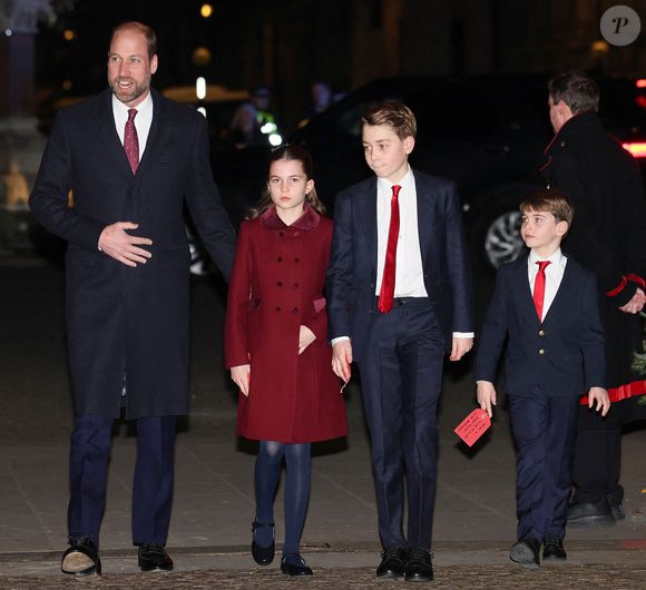 En effet, quand son père prince William deviendra roi, 

Le prince William, prince de Galles avec ses enfants la princesse Charlotte, le prince George, le prince Louis lors du service de chants de Noël Together At Christmas à l'abbaye de Westminster, Londres le 6 décembre 2024.

© Julien Burton / Bestimage