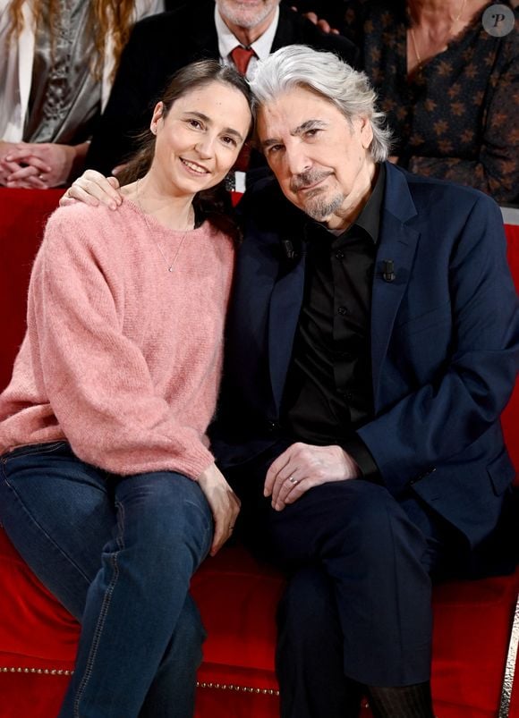 Exclusif - Serge Lama et son épouse Luana Santonino - Enregistrement de l'émission "Vivement dimanche" au studio Gabriel à Paris le 23 janvier 2024, diffusée le 11 février 2024 sur France 3. 
© Guillaume Gaffiot / Bestimage