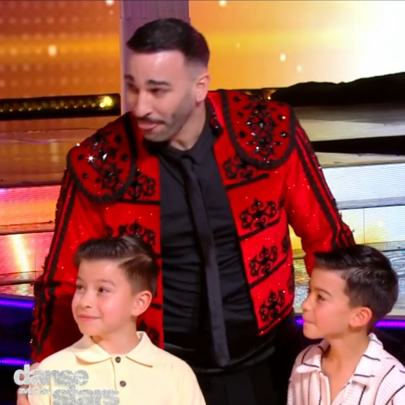 En effet, Jean-Marc Généreux, Fauve Hautot et Mel Charlot ont tous été subjugués par la progression du sportif, ravi dé découvrir ces incroyables notes avec son fils

Adil Rami et ses jumeaux dans "Danse avec les stars", capture d'écran TF1