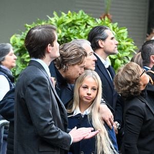 Aurélien Enthoven (fils de Carla Bruni), Jean Sarkozy et Giulia Sarkozy - Le clan Sarkozy à la sortie du domicile de Nicolas Sarkozy domicile parisien avant son incarcération à la prison de La Santé à Paris, France, le 21 octobre 2025.  © Bestimage