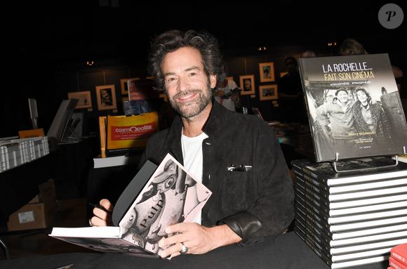 De ce talent naissent des objets, qu'il peut vendre entre 300 et 3500 euros.

Romain Duris lors de l'inauguration de l'exposition "Feroce" de Romain Duris à l'espace Franquin lors du festival du film francophone de Angoulême le 24 août 2021.
© Coadic Guirec / Bestimage