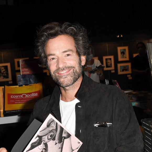 De ce talent naissent des objets, qu'il peut vendre entre 300 et 3500 euros.

Romain Duris lors de l'inauguration de l'exposition "Feroce" de Romain Duris à l'espace Franquin lors du festival du film francophone de Angoulême le 24 août 2021.
© Coadic Guirec / Bestimage
