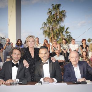 C’est Mohamed Bouhafsi qui présentera l’émission les vendredis et samedis. Anne-Élisabeth Lemoine a donc cédé sa place à l’animation le vendredi.

Exclusif - Bertrand Chameroy, Mohamed Bouhafsi, Pierre Lescure, Anne-Elisabeth Lemoine - Emission "C à vous" lors du 76ème Festival International du Film de Cannes le 26 mai 2023. © Jack Tribeca/Bestimage