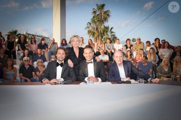 C’est Mohamed Bouhafsi qui présentera l’émission les vendredis et samedis. Anne-Élisabeth Lemoine a donc cédé sa place à l’animation le vendredi.

Exclusif - Bertrand Chameroy, Mohamed Bouhafsi, Pierre Lescure, Anne-Elisabeth Lemoine - Emission "C à vous" lors du 76ème Festival International du Film de Cannes le 26 mai 2023. © Jack Tribeca/Bestimage