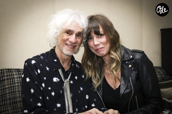 Chaque été c'est en Corse qu'il se ressource avec sa famille. Sur Instagram, son épouse Laetitia a d'ailleurs partagé des souvenirs de leur journée magique du mercredi 12 août 2026. 

Louis Bertignac, son épouse Laetitia, dans les coulisses d'un concert au Trianon à Paris le 18 janvier 2025. 

© Jack Tribeca/Bestimage
