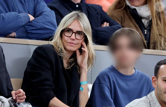 Laurence Arné et son fils Raphaël dans les tribunes lors des Internationaux de France de Tennis de Roland Garros 2025, à Paris, France, le 4 juin 2025. © Jacovides-Moreau/Bestimage