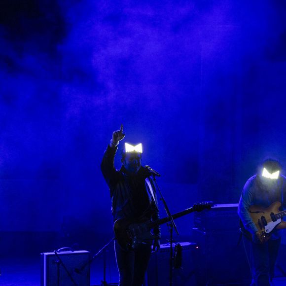 Exclusif - M (Matthieu Chedid) accompagné de sa soeur Anna et de son frère Joseph en concert inédit et unique, en acoustique au Théâtre de Verdure lors de l'ouverture de la 41ème édition du Festival de Ramatuelle le 1er aout 2025. Une soirée privilégiée, où sa voix et ses guitares résonnent en toute proximité avec le public. Un moment suspendu, hors du temps, porté par la poésie de son univers et la magie du lieu. © Cyril Bruneau / Festival de Ramatuelle / Bestimage