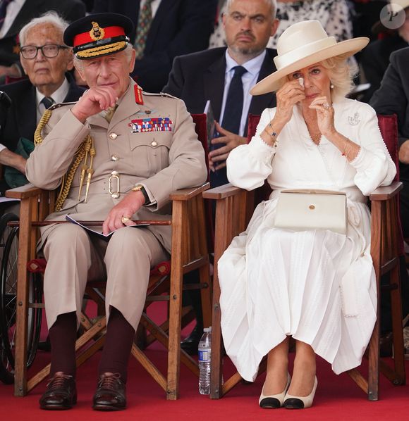 Le roi Charles III d'Angleterre et Camilla Parker Bowles, reine consort d'Angleterre, assistent à la cérémonie du souvenir pour commémorer le 80ème anniversaire du Jour de la Victoire sur le Japon, le 15/08/2025 © Paul Edwards/WPA-Pool/ Julien Burton via Bestimage
