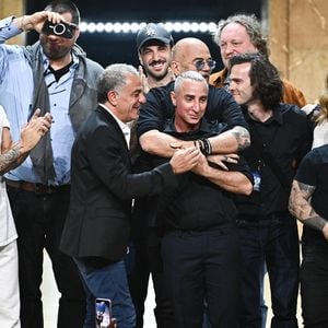 Pascal Obispo ne s'est pas exprimé sur le sujet.

Exclusif - Pascal Obispo, Albert Cohen, Sharon Laloum, Leelou Garms, Tony Bredelet, Margaryta Buisan, Benjamin Bocconi, Awa Sy, David Lempell, Julien Arcuri et Sarah Koper  - Première de la comédie musicale "Les 10 commandements - l'envie d'aimer" à la Seine Musicale à Boulogne-Billancourt le 6 juin 2024
© Gaffiot-Perusseau/Bestimage