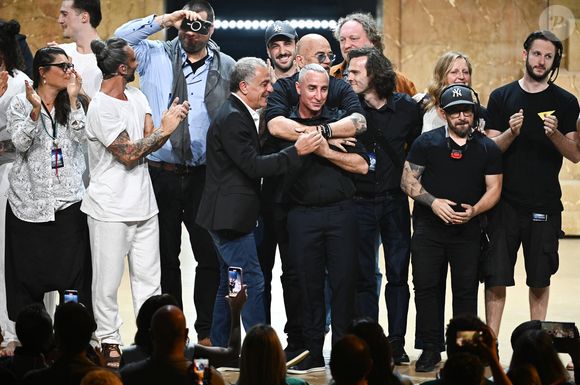 Pascal Obispo ne s'est pas exprimé sur le sujet.

Exclusif - Pascal Obispo, Albert Cohen, Sharon Laloum, Leelou Garms, Tony Bredelet, Margaryta Buisan, Benjamin Bocconi, Awa Sy, David Lempell, Julien Arcuri et Sarah Koper  - Première de la comédie musicale "Les 10 commandements - l'envie d'aimer" à la Seine Musicale à Boulogne-Billancourt le 6 juin 2024
© Gaffiot-Perusseau/Bestimage