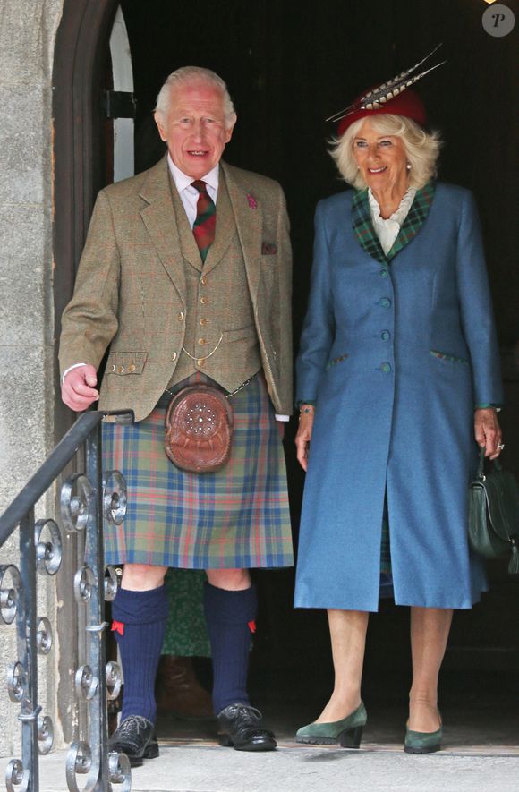 Cette année encore, le roi Charles III et son épouse, la reine Camilla, ont pris leurs quartiers d’été dans la résidence écossaise...

Le roi Charles III d'Angleterre et la reine Camilla (Camilla Parker Bowles, reine consort)  en visite à Crathie Kirk à Balmoral à l'occasion des cérémonies pour leur 20ème anniversaire de mariage le 13 avril 2025. GOFF INF / BESTIMAGE