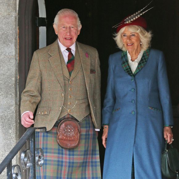 Cette année encore, le roi Charles III et son épouse, la reine Camilla, ont pris leurs quartiers d’été dans la résidence écossaise...

Le roi Charles III d'Angleterre et la reine Camilla (Camilla Parker Bowles, reine consort)  en visite à Crathie Kirk à Balmoral à l'occasion des cérémonies pour leur 20ème anniversaire de mariage le 13 avril 2025. GOFF INF / BESTIMAGE