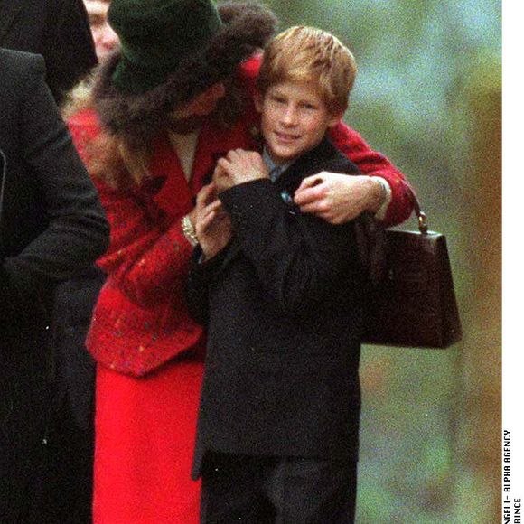 Il a ainsi fait connaissance avec la famille royale et plus particulièrement avec William et Harry qui étaient très proches de Tiggy qu'ils considèrent même comme leur "deuxième maman". 

Tiggy Legge-Bourke et Harry