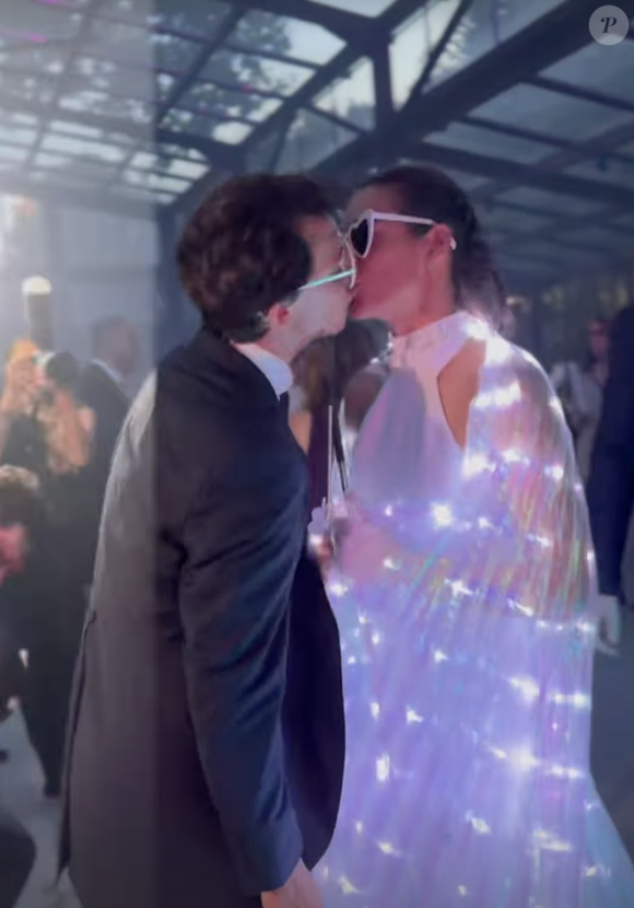 Sur Instagram, l'ancienne numéro 1 de tennis a dévoilé plusieurs vidéos de son mariage où l'on voit ainsi son entrée avec son époux Borja Durán ainsi que les nombreux invités. 

emocionsdeblanc Instagram