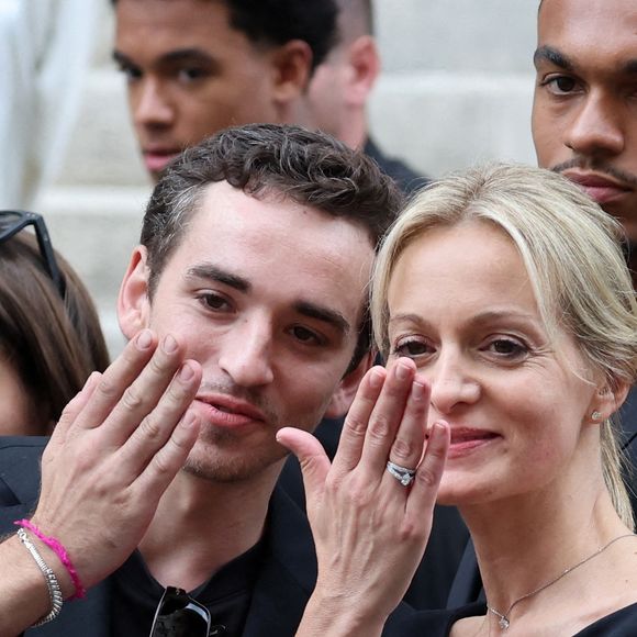 Sa belle-mère Audrey Crespo-Mara était présente au premier rang. 

Gaston Ardisson, Audrey Crespo-Mara et son fils Sékou - Sorties des obsèques de Thierry Ardisson dans l'église Saint-Roch de Paris, France, le 17 juillet 2025. © Clovis-Jacovides/Bestimage